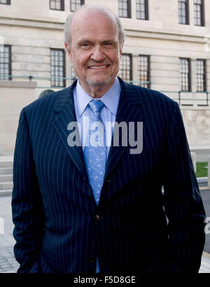 Datei-PIC: Nashville, Tennessee, USA. 27. Februar 2012. FRED THOMPSON (19 August 1942-1. November 2015), ein ehemaliger US-Senator aus Tennessee, GOP Präsidentschaftskandidaten, Watergate Anwalt und Schauspieler auf dem TV-Drama "Recht und Ordnung," starb am Sonntag in Nashville. Er war 73. Im Bild: 27. Februar 2012 kommt - Nashville, TN, USA - ehemaliger Senator Fred Thompson für eine Gingrich 2012 Kampagne Rallye auf den Osten Stufen des State Capitol. Bildnachweis: ZUMA Press, Inc./Alamy Live-Nachrichten Stockfoto