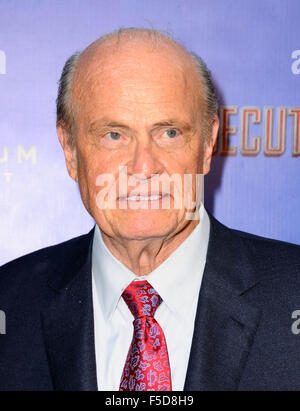 Datei-PIC: Los Angeles, Kalifornien, USA. 16. Juli 2014. FRED THOMPSON (19 August 1942-1. November 2015), ein ehemaliger US-Senator aus Tennessee, GOP Präsidentschaftskandidaten, Watergate Anwalt und Schauspieler auf dem TV-Drama "Recht und Ordnung," starb am Sonntag in Nashville. Er war 73. Im Bild: 16. Juli 2014 statt - Los Angeles, Kalifornien, USA - Fred Thompson an der Los Angeles Premiere der '' VERFOLGTE '' am Arclight Theater. Bildnachweis: ZUMA Press, Inc./Alamy Live-Nachrichten Stockfoto