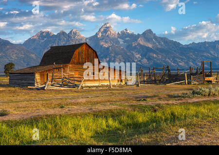 John Moulton Scheune bei Sonnenaufgang mit den Grand Teton im Hintergrund, Grand-Teton-Nationalpark, Wyoming, USA. Stockfoto