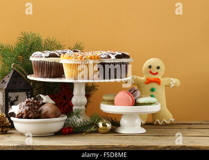 Weihnachten Dessertbuffet, Muffins, Kekse, Makronen auf einem Holztisch Stockfoto