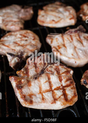 Schweinekoteletts auf dem Grill Stockfoto