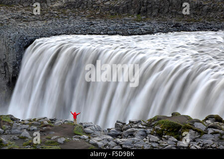 Wanderer am Rand des Dettifoss Wasserfälle in der Nähe von Reykjahlid, Island Stockfoto