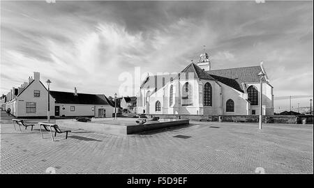 Weitwinkel-Blick auf die St.-Andreas Kirche oder Andreaskerk (Rückansicht) in Katwijk Aan Zee, Südholland, Niederlande. Stockfoto