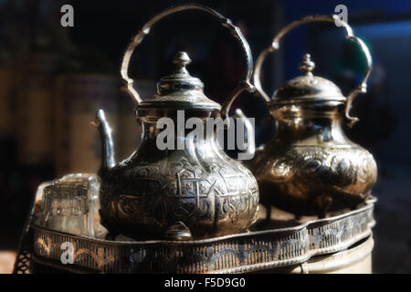 Traditionelle marokkanische Teekanne mit Gläsern in einem Tee-Tablett. Medina von Marrakesch, Marokko. Stockfoto