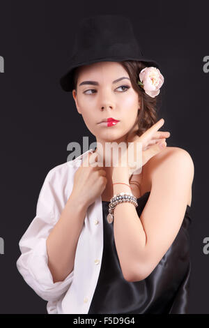 Porträt einer Frau mit einem theatralischen Make-up auf schwarzem Hintergrund im studio Stockfoto