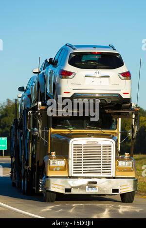 Typische glänzend amerikanischen Freightliner-Lkw Transport von Neuwagen - Autotransporter - unterwegs Interstate 10, Louisiana, USA Stockfoto