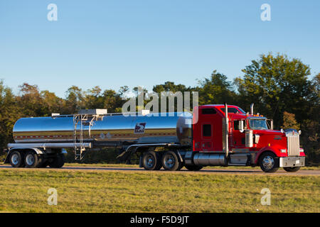 Typische saubere, glänzende amerikanischen Kenworth LKW Masse flüssigen Güterverkehr auf LKW-Route Interstate 10, Louisiana, USA Stockfoto