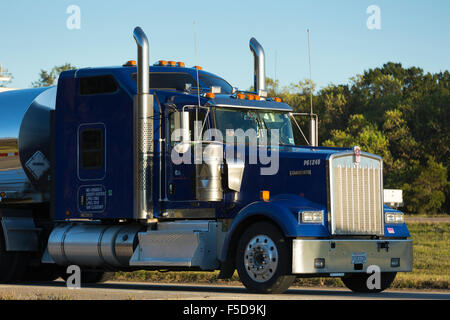 Typische saubere, glänzende amerikanischen Kenworth LKW Masse flüssigen Güterverkehr auf LKW-Route Interstate 10, Louisiana, USA Stockfoto