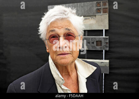 Eine Frau mittleren Alters mit sehr kurzen Haaren, getönte Brille. Sie ist Künstlerin Grayson Malone. Stockfoto