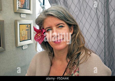 Porträt einer Künstlerin auf ein Kunst-Event mit einer Blume hinter ihr Ohr. Stockfoto