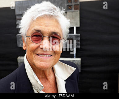 Eine Frau mittleren Alters mit sehr kurzen Haaren, getönte Brille. Sie ist Künstlerin Grayson Malone. Stockfoto