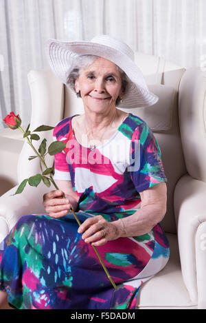 aktive weiblich senior mit rose in der hand Stockfoto