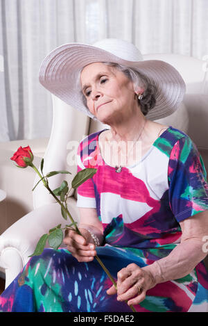 aktive weiblich senior mit rose in der hand Stockfoto