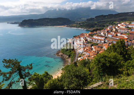 Lastres Blick vom Aussichtspunkt San Roque, Concejo de Colunga, Asturien, Spanien. Stockfoto