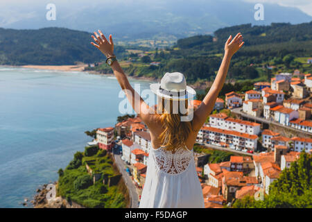 Eine schöne junge Frau Lastres Aussicht von San Roque Sicht, Concejo de Colunga, Asturien, Spanien. Stockfoto