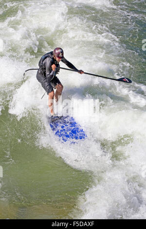 Eine extreme Stand-up-Paddleboarder reitet eine schnelle auf der Deschutes River Bend, oregon Stockfoto