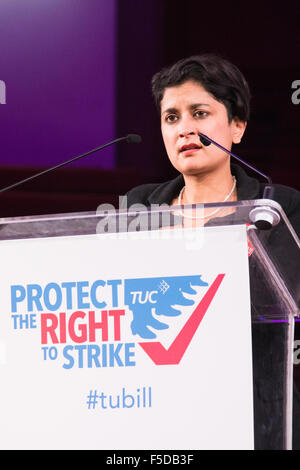 Westminster Central Hall, London, 2. November 2015. Shami Chakrabarti für Menschenrechte Liberty Adressen watchdog der gepackten Westminster Central Hall. Bildnachweis: Paul Davey/Alamy Live-Nachrichten Stockfoto