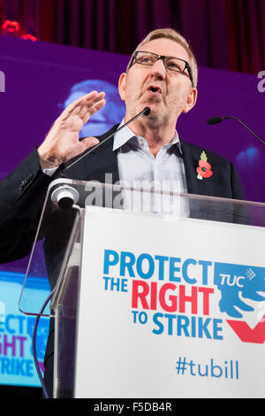 Westminster Central Hall, London, 2. November 2015. Len McCluskey, Generalsekretär von Unite The Union befasst sich mit der gepackten Westminster Central Hall. Bildnachweis: Paul Davey/Alamy Live-Nachrichten Stockfoto