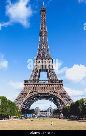 Der Eiffelturm vom Champ de Mars, Paris, Frankreich gesehen. Stockfoto