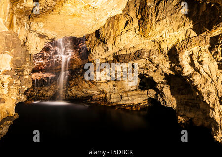 Der Fluss Allt Smoo fallen durch ein Loch Waschbecken in Smoo Höhle, Caithness, Sutherland, Schottland Stockfoto