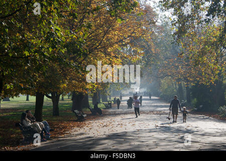 Die Promenade am Sonntag ein Herbstnachmittag Regents Park London England Stockfoto