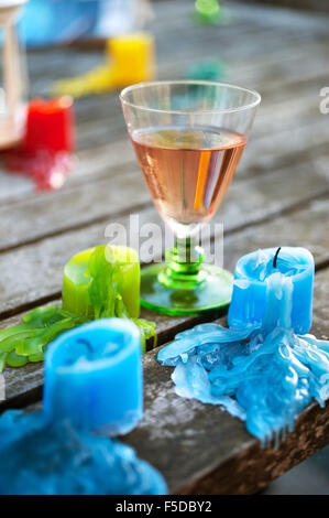 Glas Rosé und geschmolzenen Kerzen nach party Stockfoto
