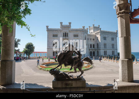 Das Schloss Miramare, auf einer Landzunge 7km westlich von Triest, wurde von der Habsburger Erzherzog Ferdinand Maximilian 1856-70 gebaut. Stockfoto