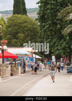 Fußgängerzone in der touristischen Stadtteil von Lapad in Dubrovnik Kroatien Straße, Stände Souvenir an den Seiten Stockfoto