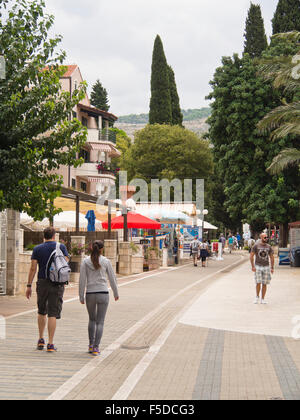 Fußgängerzone in der touristischen Stadtteil von Lapad in Dubrovnik Kroatien Straße, Stände Souvenir an den Seiten Stockfoto