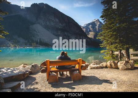 Ein paar Moraine Lake, Banff Nationalpark, Alberta, Kanada, Amerika zu bewundern. Stockfoto