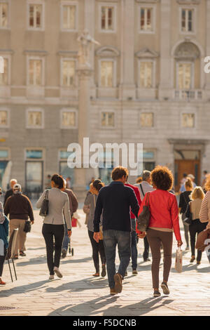 Paar italien Stadt piazza, Rückansicht eines Paares zu Fuß durch die Piazza dell Unita d'Italia im Zentrum von Triest, Italien. Stockfoto
