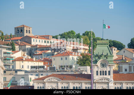 San Giusto Hügel Triest, mit dem Rathaus Uhrturm im Vordergrund. Stockfoto