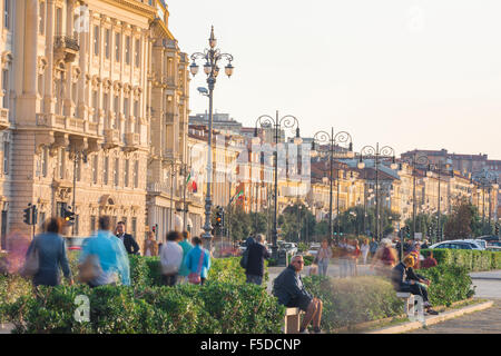 Passeggiata Italien an einem Sommerabend an der Strandpromenade in Triest Menschen genießen eine Passeggiata - einen gemütlichen Spaziergang. Stockfoto