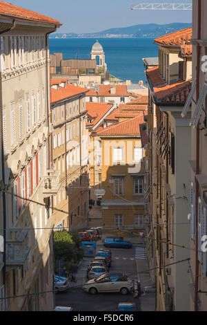 Triest San Giusto, Blick auf die Wohngebäude in einer Straße auf dem Hügel San Giusto, Triest, aus der Mitte des 19. Jahrhunderts, Italien. Stockfoto