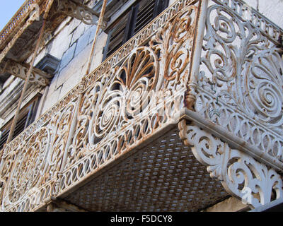 Nach oben auf einen rostigen reich verzierten schmiedeeisernen Balkon in Dubrovnik Kroatien Stockfoto