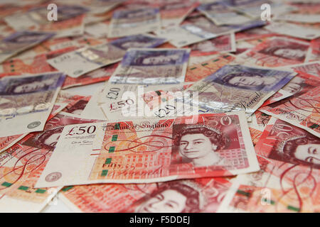 Haufen von £50 und £20 UK Pfund-Noten mit einem prominenten £50. Stockfoto