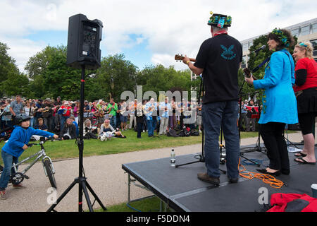 Menschen spielen Ukulelen an den grossen Busk, Teil der Ukulele Festival von Großbritannien in Cheltenham, Gloucestershire, Vereinigtes Königreich Stockfoto