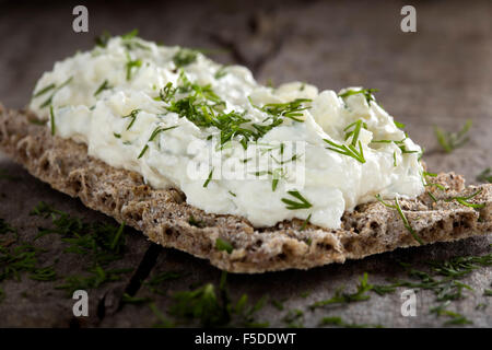 Knäckebrot mit Käse Sahne gemacht mit Zwiebeln und dill Stockfoto