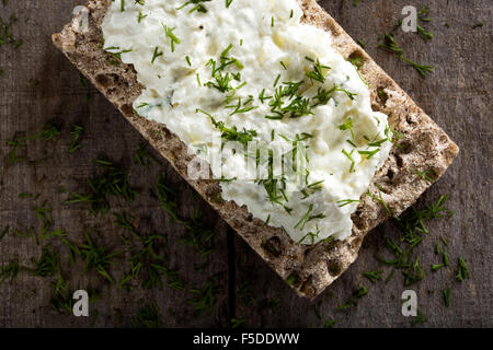 Knäckebrot mit Käse Sahne gemacht mit Zwiebeln und dill Stockfoto