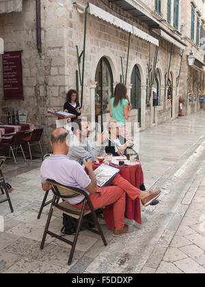 Stradun oder Placa, die Hauptstraße in alte Stadt von Dubrovnik Kroatien, Tisch Stühle und ein Künstler Malerei Stockfoto