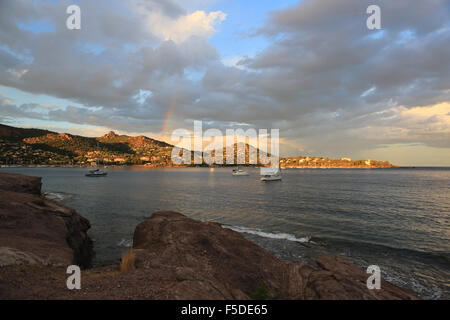 Bucht in der Abendsonne bin Massif de l ' Esterel, Saint-Raphaël, Provence-Alpes-Côte d ' Azur, Frankreich Stockfoto