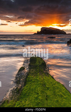 Arnia Strand bei Sonnenaufgang, Liencres, Pielagos, Kantabrien, Spanien. Stockfoto