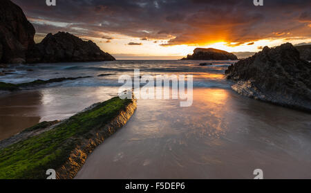 Arnia Strand bei Sonnenaufgang, Liencres, Kantabrien, Spanien. Stockfoto