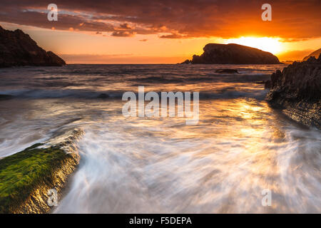 Arnia Strand bei Sonnenaufgang, Liencres, Kantabrien, Spanien. Stockfoto