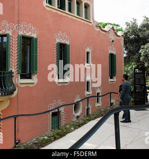 Der Eingang und die Gang mit Gaudi House Museum im Park Güell, Barcelona. Es war die Residenz von Antoni Gaudi der Architekt. Stockfoto