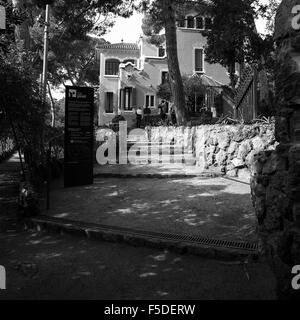 Der Eingang und die Gang mit Gaudi House Museum im Park Güell, Barcelona. Es war die Residenz von Antoni Gaudi der Architekt. Stockfoto