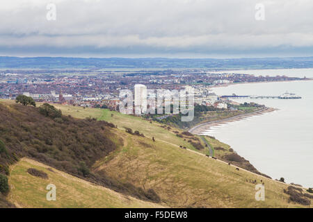 Eastbourne, gesehen vom Strand Kopf an bewölkten Wintertag. East Sussex, England, Vereinigtes Königreich Stockfoto