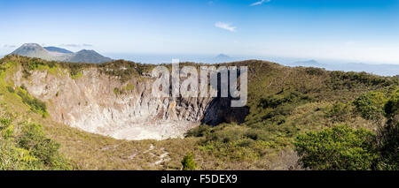 Die Caldera des Vulkans Mahawu auf der Insel Sulawesi in Indonesien hat einen kleinen Krater See. Dieser Teil des westlichen Pazifik ha Stockfoto