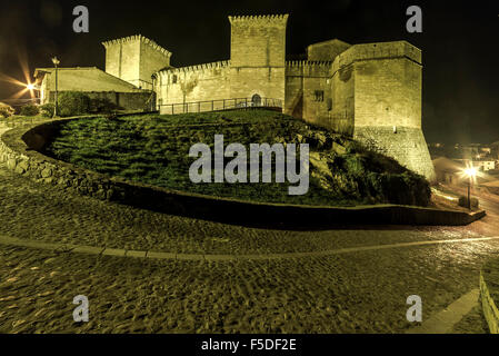 Juan Fernandez de Heredia befestigten Palast bei Nacht. Mora de Rubielos Comarca von Gudar-Javalambre, Teruel, Aragon, Spanien Stockfoto