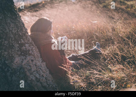 Frau in der Natur trinken Tee oder Kaffee. Stockfoto